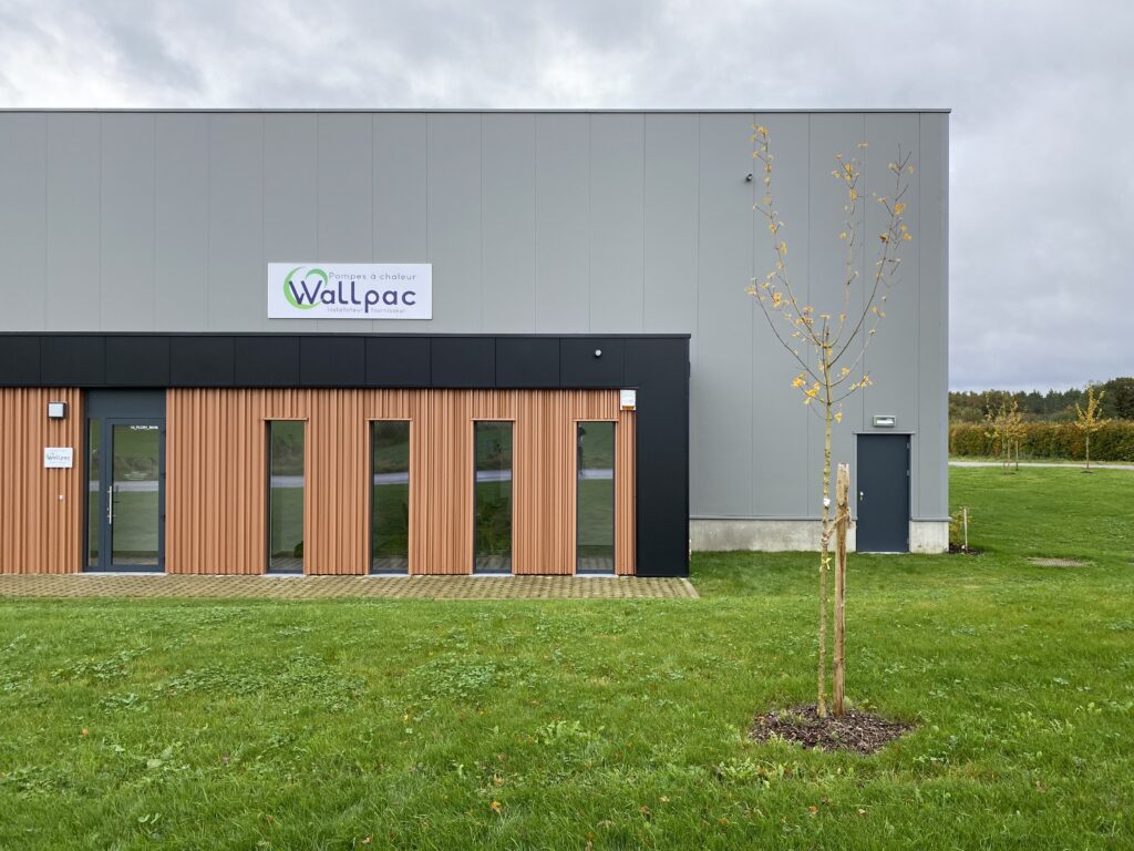 Image des locaux de la société Wallpac à Florenville, accueillant des personnes pour acheter et faire installer des pompes à chaleurs.